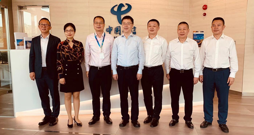 重庆政府代表团参观中国电信Woodlands IDC机房